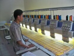 UMKM Bordir di Jawa Timur sedang melayani pemesanan perlengkapan seragam sekolah (Foto: VOA/Petrus Riski)