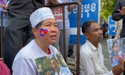 អ្នក​គាំទ្រ​លោក រ៉ុង ឈុន នាំ​គ្នា​តវ៉ា​នៅ​មុខ​សាលាឧទ្ធរណ៍​ក្នុង​រាជធានី​ភ្នំពេញ ឲ្យ​ដោះលែង​លោក ថ្ងៃទី២៦ ខែ​សីហា ឆ្នាំ​២០២០។ (អូន ឆេងប៉រ/វីអូអេ)