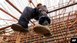 یک کارگر در حال کار ساختمان‌سازی ـ آرشیو