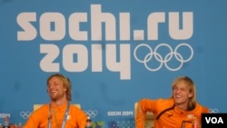 Dutch twin brothers Michel (left) and Ronald Mulder at a news conference following Michel's gold medal victory in the 500-meter speed skating event and Ronald's bronze medal victory in the same event, Sochi, Feb. 11. (Parke Brewer/VOA)
