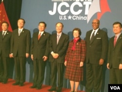 出席第23届中美商贸联委会的主要官员(前四为王岐山)(美国之音莉雅拍摄)