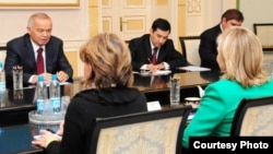 AQSh Davlat kotibasi Xillari Klinton 2010 va 2011-yillarda Toshkentga borib, Islom Karimov bilan uchrashgan edi (Suratni kattalashtirish mumkin)