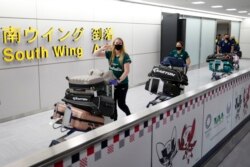 Tim softball Australia menjadi tim nasional pertama yang tiba di Jepang untuk berlaga di Olimpiade, di Bandara Internasional Narita, 31 Mei 2021.
