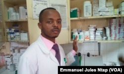 Gideon Kehfen Wiysenyuy, technicien en pharmacie à l’hôpital d' Etoug Ebe, à Yaoundé, le 23 octobre 2017. (VOA/Emmanuel Jules Ntap)