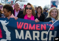Sejumlah politisi perempuan, antara lain Pemimpin Minoritas DPR dari Partai Demokrat, Nancy Pelosi, tengah, Susan Davis (belakang tengah kanan), dan Carolyn Maloney, (kanan), mengikuti pawai Women's March di Gedung Putih, 20 Januari 2018.