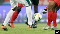 Le Togolais Emmanuel Adebayo, à droite, se bat pour la balle contre l'Ivoirien Wilfried Kano, à gauche, lors de la CAN 2017 au stade de Oyem, au Gabon, le 16 janvier 2017.