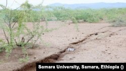 በአፋር ክልል በተከሰተ የመሬት መንቀጥቀጥ ምክንያት የተፈጠረ የመሬት ስንጥቅ