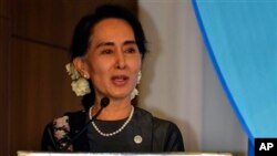 29일 몽골 울란바토르에서 열린 민주화 단체 각료회의에서 연설한 버마의 민주화 운동가 아웅산 수치 여사.