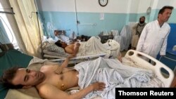 27일 아프가니스탄 현지 의료시설에서 전날 발생한 카불 공항 테러 부상자들이 치료받고 있다. 
