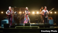 តួសម្តែងអាមេរិកាំងកំពុងសម្តែងបទចម្រៀងមួយនៅក្នុងល្ខោននិយាយ «ក្រុមភ្លេងសម័យខ្មែរ» នៅរោងល្ខោន Thomas Theater នៃមហោស្រព Oregon Shakespeare Festival រដ្ឋ Portland សហរដ្ឋអាមេរិក។ (រូបថតដោយ៖ Jenny Graham នៃមហោស្រព Oregon Shakespeare Festival) 