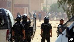 Des officiers tunisiens face aux manifestants à Tataouine, dans le sud de la Tunisie, 22 mai 2017.