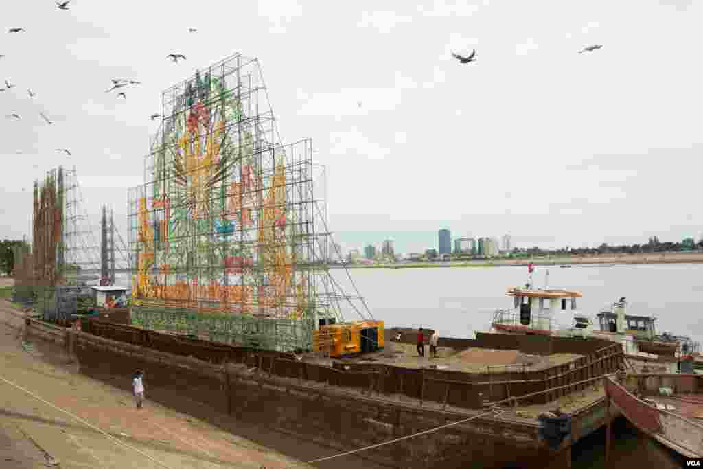 ការ​រៀបចំ​តម្លើង​ប្រទីប​ ដើម្បី​អបអរសាទរ​ព្រះរាជពិធីបុណ្យ​អុំទូក បណ្ដែត​ប្រទីប និង​សំពះ​ព្រះខែ អក​អំបុក​ក្នុង រាជធានី​ភ្នំពេញ​ កាលពី​ថ្ងៃទី​១៩ ខែ​វិច្ឆិកា ឆ្នាំ ២០១៨។ (ទុំ ម្លិះ/VOA)