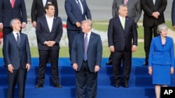 Presiden AS Donald Trump (tengah) pada pertemuan pemimpin NATO di Brussels, 11 Juli 2018 (foto: dok). 