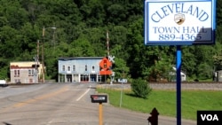 A railroad crossing and negected buildings are seen in the coal mining town of Cleveland, Virginia (N. Yaqub/VOA). 