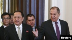 លោក Sergei Lavrov រដ្ឋ​មន្ត្រី​ការបរទេស​រុស្ស៊ី និង​លោក Ri Yong Ho រដ្ឋ​មន្ត្រី​ការ​បរទេស​កូរ៉េ​ខាង​ជើង ក្នុង​ជំនួប​នៅ​ទីក្រុង​មូស្គូ កាល​ពី​ខែ​មេសា។