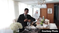 Kepala pelayan dan koki di suite kepresidenan di Hotel Park Hyatt, Washington (foto: Park Hyatt). 