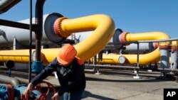 Pekerja Ukraina di fasilitas penyimpanan gas Bil 'che-Volicko-Ugerske di Strij, luar kota Lviv, Ukraina. (AP/Sergei Chuzavkov)