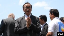 រូបឯកសារ៖ លោក សម រង្ស៊ី ប្រធាន​គណបក្ស​ប្រឆាំង​ដែល​ត្រូវបាន​តុលាការ​កំពូល​រំលាយ ចូលរួម​នៅក្នុង​ការ​ប្រមូល​ផ្តុំ​គ្នាមួយ​ នៅក្បែរ​រដ្ឋសភា​អាមេរិក រដ្ឋធានី​វ៉ាស៊ីនតោន ថ្ងៃទី១៧ ខែកក្កដា ឆ្នាំ២០១៩។ (ទែន សុខស្រីនិត/VOA)