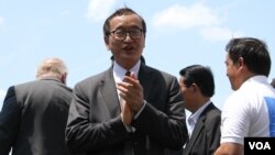 រូបឯកសារ៖ លោក សម រង្ស៊ី ប្រធាន​គណបក្ស​ប្រឆាំង​ដែល​ត្រូវបាន​តុលាការ​កំពូល​រំលាយ ចូលរួម​នៅក្នុង​ការ​ប្រមូល​ផ្តុំ​គ្នាមួយ​ នៅក្បែរ​រដ្ឋសភា​អាមេរិក រដ្ឋធានី​វ៉ាស៊ីនតោន ថ្ងៃទី១៧ ខែកក្កដា ឆ្នាំ២០១៩។ (ទែន សុខស្រីនិត/VOA)