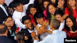 ក្រុម​យុវជន​ព្យាយាម​ចាប់ដៃ​ជាមួយ​លោក​ប្រធានាធិបតីស.រ.អា បារ៉ាក់ អូបាម៉ា ក្រោយ​ពេល​លោក​បាន​ផ្លែង​សន្ទរកថា​ក្នុងសាល​នៃកម្មវិធី​YSEALI ​ នៅ​សាកលវិទ្យល័យ​ Yangon ​ក្នុង​ទីក្រុង​Yangon ​កាល​ពី​ថ្ងៃទី១៤ ខែវិច្ឆិកា ឆ្នាំ២០១៤។