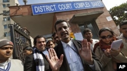 Manohar Lal Sharma (tengah), pengacara tersangka pelaku perkosaan memberikan keterangan kepada media di New Delhi (10/1). Salah seorang tersangka mengaku disiksa polisi di penjara. 