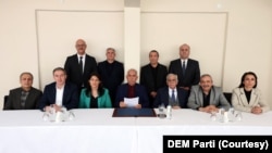 Öcalan'ın PKK'ya kendisini feshetmesi ve tüm gruplara silah bırakma çağrısında bulunması sokakta birbirinden farklı tepkilere yol açtı