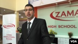 លោក​ Gurkan Cil​ នាយក​សាលា​អន្តរជាតិ​ហ្សាម៉ាន់​ថ្នាក់​អនុវិទ្យាល័យ​ និង​វិទ្យាល័យ ថ្លែង​ប្រាប់​អ្នកសារព័ត៌មាន​​នា​ថ្ងៃ​ទី០១ ខែ​កញ្ញា នេះ​ថា រដ្ឋាភិបាល​នឹង​មិន​សម្រេច​ចិត្ត​បិទ​សាលា​ Zaman។ (ហ៊ុល រស្មី/VOA)