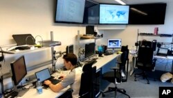 Pemandangan Ruang Puing Luar Angkasa di Badan Antariksa Eropa ESA di Darmstadt, Jerman, 29 Maret 2018.