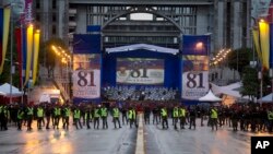 Pasukan keamanan Venezuela mengamankan Bolivar Avenue di mana terjadi beberapa ledakan yang menurut mereka dimaksudkan untuk menarget Presiden Nicolas Maduro di Caracas, Sabtu (4/8). 