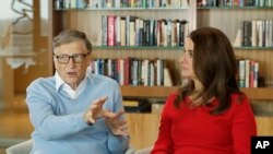 Bill Gates, cofondateur de Microsoft, et son épouse Melinda participent à une interview de l'AP à Kirkland, dans l'État américain de Washington. 