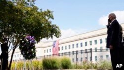 جو بایدن رئیس جمهوری آمریکا به همراه بانوی اول جیل در مراسم ادای احترام در پنتاگون، شنبه ۱۱ سپتامبر ۲۰۲۱