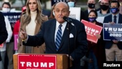 រូបឯកសារ៖ លោក Rudy Giuliania មេធាវីផ្ទាល់ខ្លួនរបស់ប្រធានាធិបតីសហរដ្ឋអាមេរិកលោក ដូណាល់ ត្រាំ (Donald Trump) ដែលទទួលខុសត្រូវលើពាក្យបណ្តឹងអំពីដំណើរការបោះឆ្នោតឲ្យលោក ត្រាំ ថ្លែងក្នុងសន្និសីទសារព័ត៌មានមួយនៅទីក្រុង Philadelphia រដ្ឋ Pennsylvania កាលពីថ្ងៃទី៤ ខែវិច្ឆិកា ឆ្នាំ២០២០។