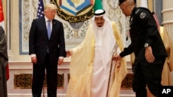 Američki predsjednik Donald Trump, lijevo, sa saudijskim kraljem Salmanom na sastanku Vijeća za saradnju u Zaljevu, u Rijadu, Saudijska Arabija, 21. maja 2017.