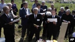 지난 1일 북한 평양 외곽의 일본인 묘소를 참배하는 일본인 유족들. (자료사진)