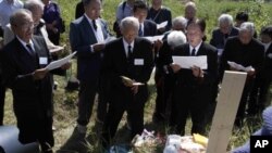 지난 1일 북한 평양 외곽의 일본인 묘소를 참배하는 일본인 유족들.