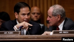 资料照：共和党籍联邦参议员里施（右）与鲁比奥（左）在参议院的一次听证会上。(2017年6月13日)