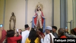 Gereja Katedral bersama sejumlah komunitas menggelar acara buka puasa bersama, Jumat (1/6) . Acara ini dilangsungkan di aula Gereja Katedral. (Foto: VOA/Fathiyah)