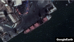 남포 일대를 촬영한 '국립우주연구원(CNES)'과 '에어버스’의 지난달 14일 위성사진. 170m 길이의 대형 선박이 석탄을 싣고 있다. (사진출처=CNES/Airbus, Google Earth)