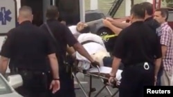 Arrêté, le suspect Ahmad Khan Rahami, recherché dans le cadre d'une explosion à New York, va être transporté en ambulance à Linden, New Jersey.