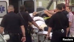 Yaralangan Rahami politsiya qurshovida tez tibbiy yordam mashinasiga chiqarilmoqda, 19-sentabr, 2016-yil.