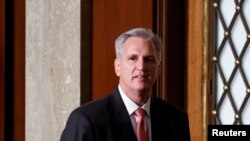 Anggota DPR dari Partai Republik Kevin McCarthy berjalan kembali menuju ke ruangan pemilihan ketua DPR AS di Gedung Capitol, Washington, pada 5 Januari 2023. (Foto: Reuters/Jonathan Ernst)