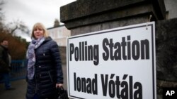 អ្នក​បោះឆ្នោត​ម្នាក់​ចាកចេញពី​មណ្ឌល​បោះឆ្នោត​នៅ​ក្រុង Malahide ប្រទេស​អៀរឡង់​ កាល​ពី​ថ្ងៃសុក្រ ទី​២៦ ខែ​កុម្ភៈ ឆ្នាំ​២០១៦។ លទ្ធផល​នៃ​ការបោះឆ្នោត​នៅ​អៀរឡង់​អាច​នឹង​មាន​លក្ខណៈ​ជា​ប្រវត្តិសាស្រ្ត។