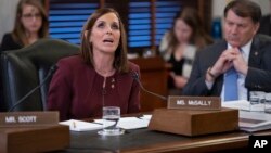 Senator Martha McSally, menceritakan kembali kasus penyerangan seksual yang menimpanya saat bertugas sebagai perwira kolonel di Angkatan Udara, di Capitol Hill, Washington, 6 Maret 2019. 