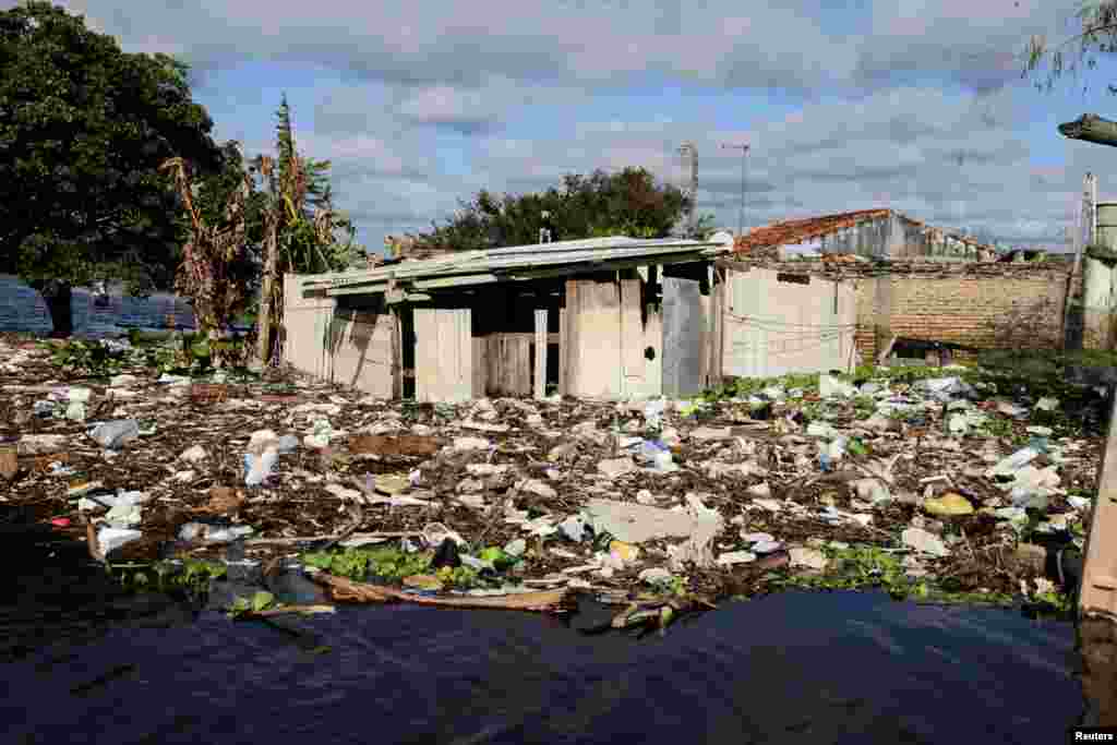 ផ្ទះ​ជាច្រើន​ខ្នង​បាន​លិច​ទៅក្នុង​ទឹក​ជំនន់​បន្ទាប់ពី​មាន​ភ្លៀង​ធ្លាក់​ខ្លាំងនៅ​ជាយក្រុង​ Asuncion ប្រទេស​ប៉ារ៉ាហ្គាយ​កាលពី​ថ្ងៃទី​១៣​ ខែឧសភា ឆ្នាំ២០១៩។ &nbsp;