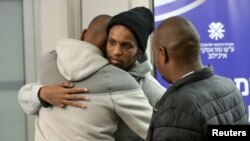 ከተለቀቁ ታጋቾች መካከል የሆነው አቬራ መንግስቱ በቴል አቪቭ በሚገኘው ኢቺሎቭ ሆስፒታል ከቤተሰቦቹ ጋር ሲገናኝ ያሳያል፡፡ የካቲት 15 ቀን 2017 ዓ.ም