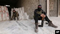 Pemberontak Suriah yang didukung Turki istirahat di desa Neirab, provinsi Idlib (foto: dok). 