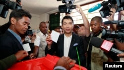Presiden Madagaskar Andry Rajoelina (tengah) memasukkan kartu suara di Ambatobe, pinggiran ibukota Antananarivo, Madagaskar (25/10). 