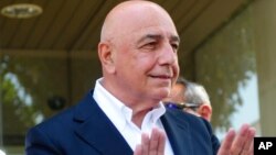 L’agent d'Ibrahimovic au sortir d’une réunion au stade Camp Nou à Barcelone, le 26 août 2010.