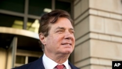 Paul Manafort, mantan manajer kampanye Presiden Donald Trump, meninggalkan Pengadilan Distrik Federal di Washington, 2 November 2017.