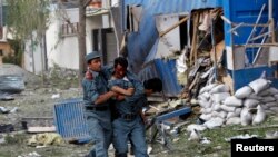 سخنگوی ولایت تخار به صدای امریکا گفت ولسوال اشکمش، دو پولیس و آمر مخابره این ولسوالی شامل کشته شده های این انفجار هستند.